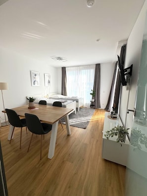 Deluxe Apartment, 2 Bedrooms, Balcony | Ruang tamu | 43 inci televisyen skrin rata dengan digital, TV 