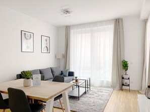 43-inch flat-screen TV with digital channels, TV - Stylish Apartments in Ibbenbüren (Ibbenbueren)
