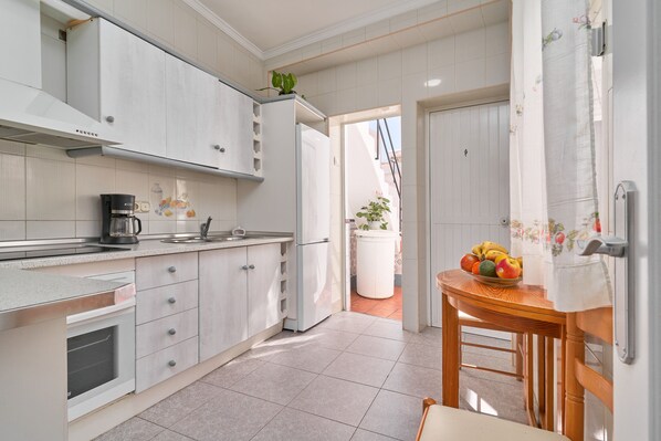 Refrigerador, microondas, horno, placa de cocina