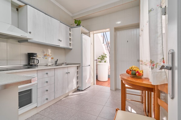 Frigorifero, microonde, forno, piano cottura