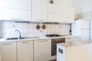 Kühlschrank, Herdplatte, Kochgeschirr/Geschirr/Besteck