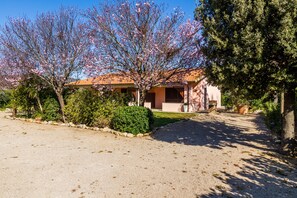 Exterior - Holiday Home 'Casa Attila ' with Shared Garden, Wi-Fi and Air Conditioning (Castiglione della pescaia)