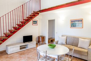 Interior - Holiday Home 'Casa Attila ' with Shared Garden, Wi-Fi and Air Conditioning (Castiglione della pescaia)