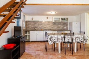 Dining - Holiday Home 'Gianfranco' with Shared Garden and Wi-Fi (Castiglione della pescaia)