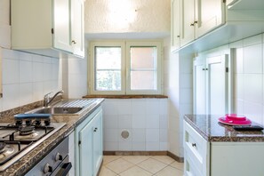 Kühlschrank, Herdplatte, Kochgeschirr/Geschirr/Besteck