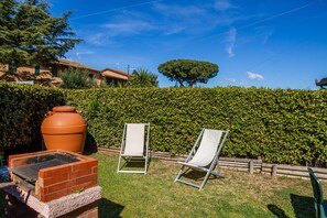 Property grounds - Farmhouse 'Ruggeri - Casa Rosa' with Shared Garden, Wi-Fi and Air Conditioning (Castiglione della pescaia)