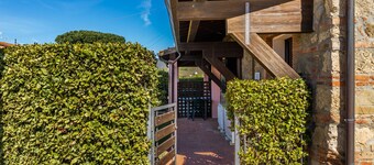 Farmhouse 'Ruggeri - Casa Rosa' with Shared Garden, Wi-Fi and Air Conditioning