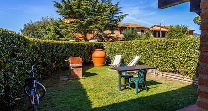 Farmhouse 'Ruggeri - Casa Rosa' with Shared Garden, Wi-Fi and Air Conditioning