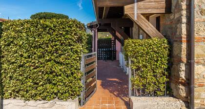 Farmhouse 'Ruggeri - Casa Rosa' with Shared Garden, Wi-Fi and Air Conditioning