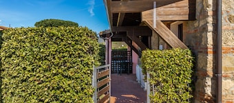 Farmhouse 'Ruggeri - Casa Rosa' with Shared Garden, Wi-Fi and Air Conditioning