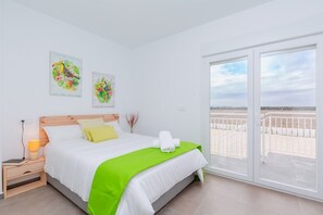 6 bedrooms, iron/ironing board, WiFi, bed sheets