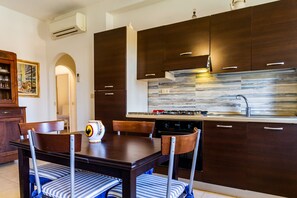 Fridge, stovetop, high chair, cookware/dishes/utensils - Apartment "Casa Rita" with Shared Garden & Wi-Fi (Castiglione della pescaia)