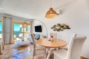Dining - Apartment 'Sea Front Beach Studio' with Sea View, Wi-Fi and Air Conditioning (Marbella)