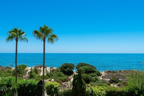 Beach nearby - Apartment 'Sea Front Beach Studio' with Sea View, Wi-Fi and Air Conditioning (Marbella)