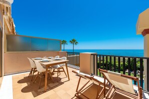 Outdoor dining - Apartment 'Sea Front Beach Studio' with Sea View, Wi-Fi and Air Conditioning (Marbella)