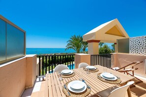 Outdoor dining - Apartment 'Sea Front Beach Studio' with Sea View, Wi-Fi and Air Conditioning (Marbella)