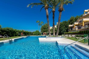Pool - Apartment 'Sea Front Beach Studio' with Sea View, Wi-Fi and Air Conditioning (Marbella)