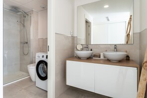 Dusch, hårtork och handdukar