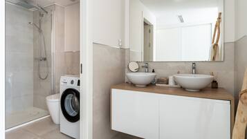 Shower, hair dryer, towels