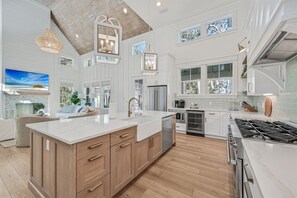 冷蔵庫、電子レンジ、オーブン、コンロ