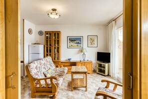 TV - Apartment 'Montgo' with Mountain View, Wi-Fi and Air Conditioning (L'Escala)