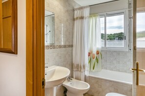 Bathtub, towels - Apartment 'Montgo' with Mountain View, Wi-Fi and Air Conditioning (L'Escala)