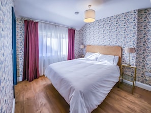 2 bedrooms, desk, soundproofing, iron/ironing board