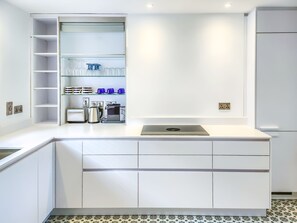 冷蔵庫、電子レンジ、コンロ、食器洗い機