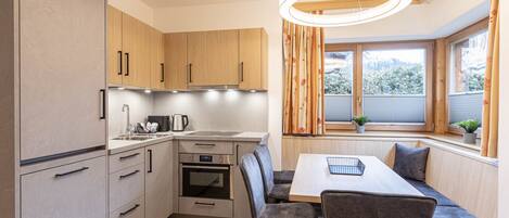 Fridge, dishwasher, coffee/tea maker, electric kettle