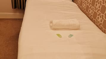 Dilengkapi dengan perabotan berbeda-beda dan meja kerja