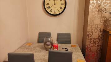 Kamar Deluks, 1 Tempat Tidur King | Makan di kamar