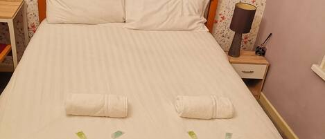 Chambre Deluxe, 1 très grand lit | Ameublement personnalisé, bureau