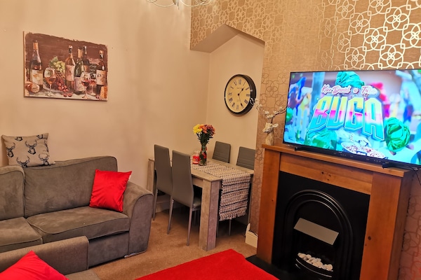 Deluxe Room, 1 King Bed | Individually furnished, desk, laptop workspace, free WiFi