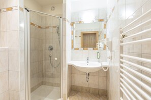 Shower, hair dryer, towels