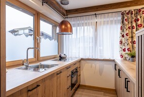 KylskÄp, ugn, diskmaskin och kaffe- och tebryggare