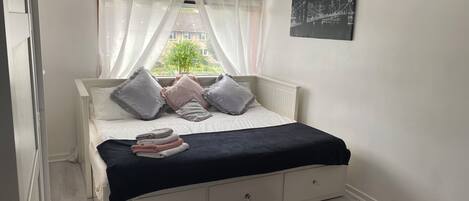 Rumah, Beberapa Tempat Tidur | 3 kamar tidur, setrika/meja setrika, Wi-Fi gratis, dan seprai linen