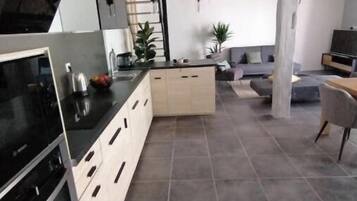 Een koelkast, een microgolfoven, een oven, een kookplaat