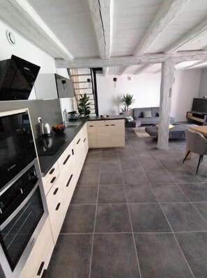 Kjøleskap, mikrobølgeovn, ovn og kokeplater