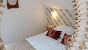 3 chambres, bureau, fer et planche Ă repasser, lit parapluie