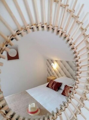 3 soverom, skrivebord, strykejern/-brett og reiseseng for barn