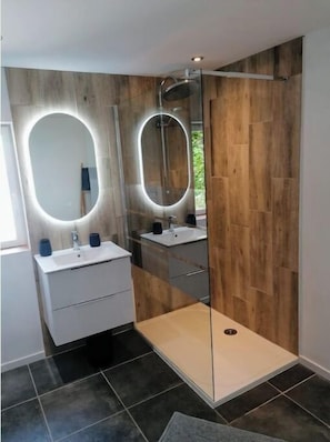 Een douche, een haardroger, handdoeken, zeep