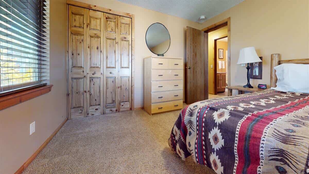 3 habitaciones, tabla de planchar con plancha, wifi y ropa de cama 