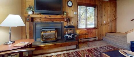 Televisio, takka, työhuone