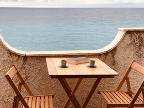 تناول الطعام بالخارج