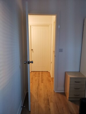 Habitació Deluxe, 1 llit de matrimoni gran, vistes al jardí | Mobiliari individual i escriptori 