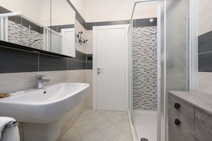 Dusche, Haartrockner, Handtücher