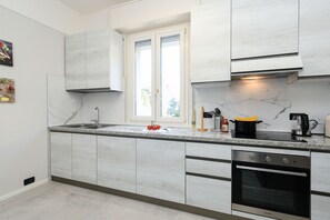 Fridge, microwave, oven, dishwasher - My Desenzano Family Apartment MGH 1 (Desenzano del Garda)