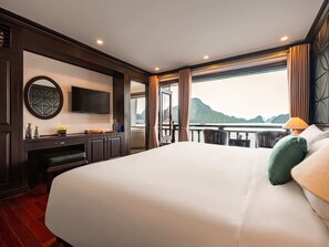 Senior Suite balcony | Minibar, in-room safe, desk, blackout curtains - Aqua Of The Seas Cruise Ha Long (Ha Long)