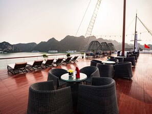 Terrace/patio - Aqua Of The Seas Cruise Ha Long (Ha Long)