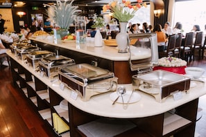 Free daily full breakfast 